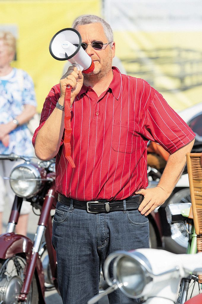 Nach dem Lauf gegen die Armut engagierte sich Hans-Peter Schuler mit der Oldtimer-Benefizfahrt für „Ma hilft“. Foto: stiplovsek