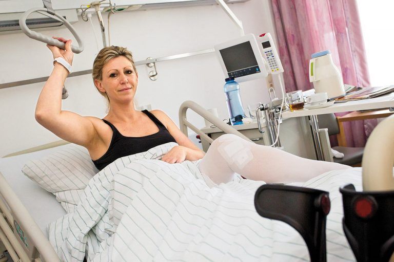 Nach sechs Jahren auf dem Snowboard wollte ich es wieder einmal mit dem Skifahren probieren. Auch, weil unsere Zwillinge einen Skikurs besuchen. Ich dachte mir, es wäre doch schön, mit den Kindern gemeinsam unterwegs zu sein. Aber das Experiment mit den Alpinskiern ging leider daneben. Ich stürzte und das Kreuzband war ab. Ich glaube, ich steige auf das Langlaufen um. Da ist man sicherer auf den Beinen. Deise Schühle (32) aus Schruns