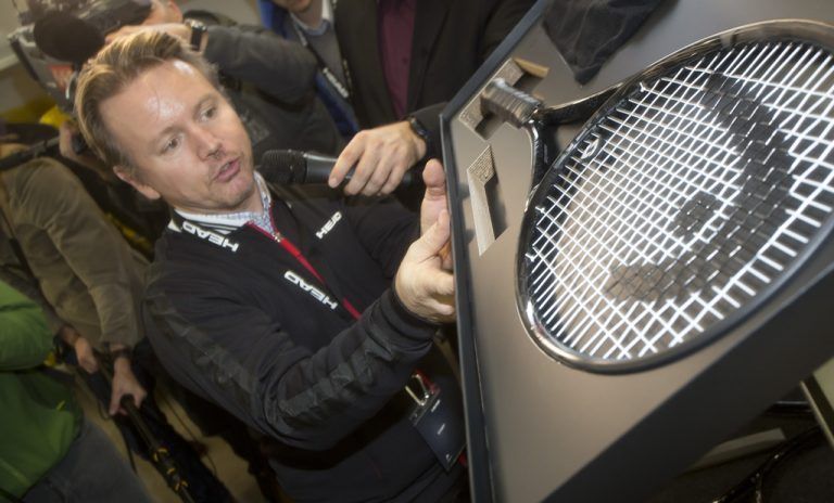 Nach sechs Wochen kommt der einzigartige Schläger in einer edlen Verpackung zu Hause an. Fotos: VN/Paulitsch