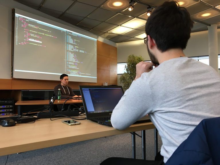 Nachwuchstalente bekommen die Möglichkeit, in renommierten Medienhäusern zu arbeiten. Rauch