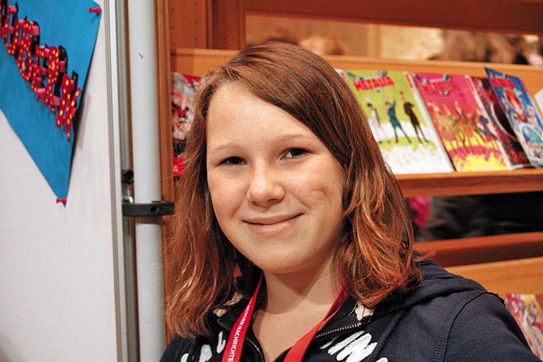 Nadine Schwendinger, 13 Jahre, VMS Bergmannstraße. Ich bin als Messeguide für die Sachbücher im Einsatz. Die Buchmesse ist so eine lässige Idee, einfach brutal gut, dass man Kinder zum Lesen bringt. Manche sitzen nur vor dem Computer.