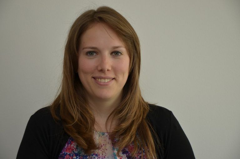 Nadine Thaler, Assistentin. Mir gefällt die Arbeit, das zeigt sich daran, dass ich seit über fünf Jahren hier arbeite. Die Aufgaben, die ich habe, sind abwechslungsreich.