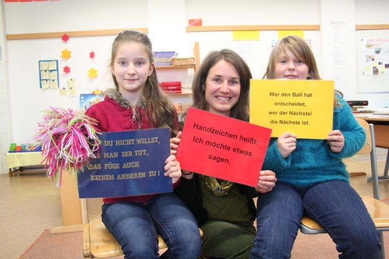 Nathalie, Trainerin Judith Rhomberg und Michelle: Regeln erleichtern die Gespräche. Die Kinder lernen, aufeinander zu achten. Foto: VN/Matt