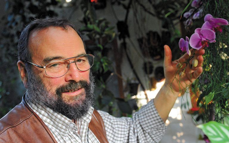 Naturschutzprofessor Georg Grabherr in seinem Garten im Tullnerfeld, über den ein eigener Bildband erschienen ist: „Ein bisschen stolz“ auf die Kür zum „Wissenschaftler des Jahres“. Foto: APA