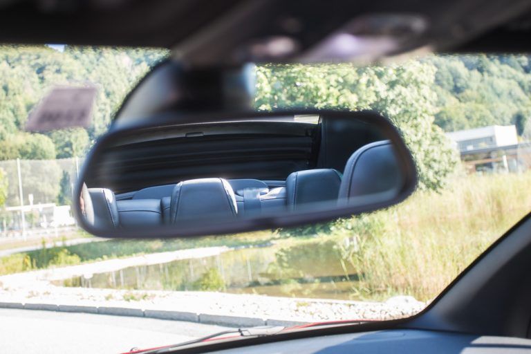 Negativ: Die Lösung als ein Beinahe-Cabrio bewirkt, dass man im Rückspiegel nur mehr das Verdeck sieht.