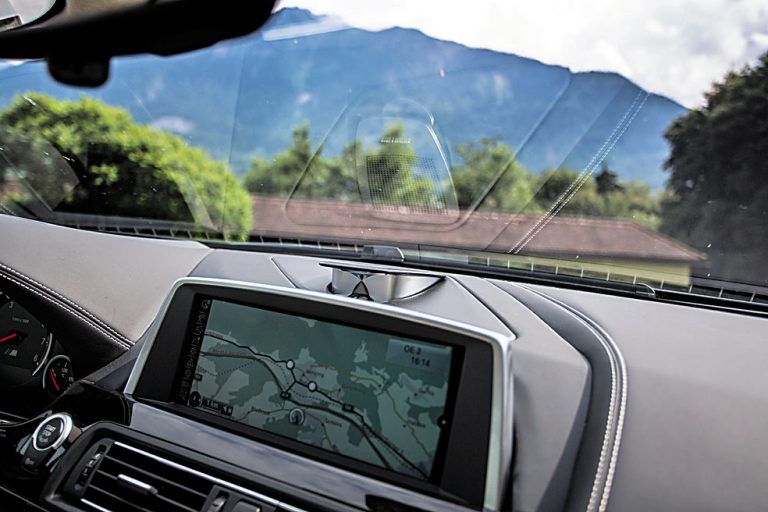 Negativ: Spiegelungen an der Windschutzscheibe. Hohes Fahrzeuggewicht geht auf Kosten der Agilität.