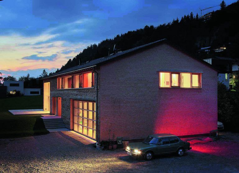 Neu gedacht hat Georg Bechter die Typologie des klassischen Bregenzerwälderhauses. Hat das in eine sanft abfallende Wiese gestellte Haus Lässer/Moosbrugger doch so etwas wie eine Tenne und einen Schopf.