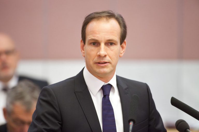 Nicht besonders erfreulich, aber auch nicht überraschend. Mit Verlusten war zu rechnen, aber dass es so dramatisch wird, war unerwartet. Das war die Rechnung für eine Politik, die sich selbst bedient hat. Es sind beide Wahlen länderspezifisch zu sehen. Aber Stronach ist auch bei der Bundeswahl ernst zu nehmen. Dieter Egger, FPÖ