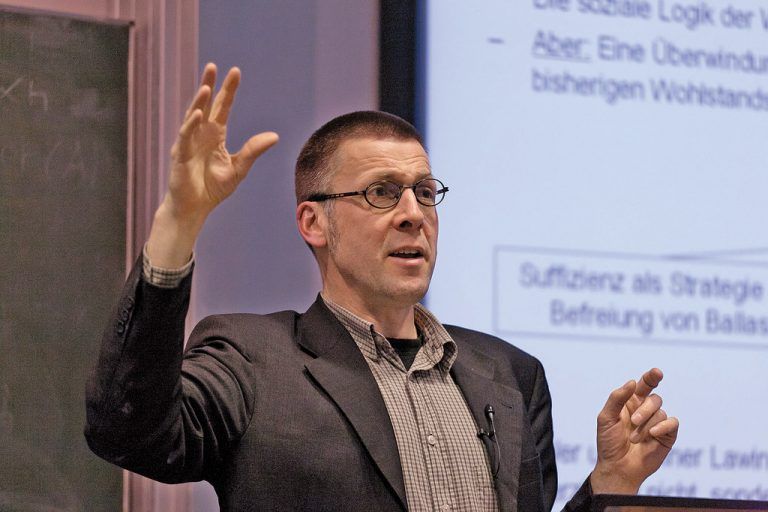 Nico Paech sprach gestern in St. Arbogast bei den „Tagen der Utopie“. Foto: Marcus Sümnick