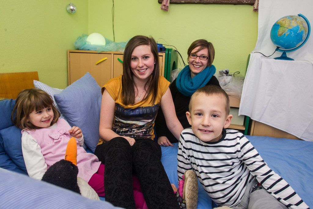 Im direkten Kontakt mit den Kindern. BAKIP-Schülerinnen genießen Praktikum .
