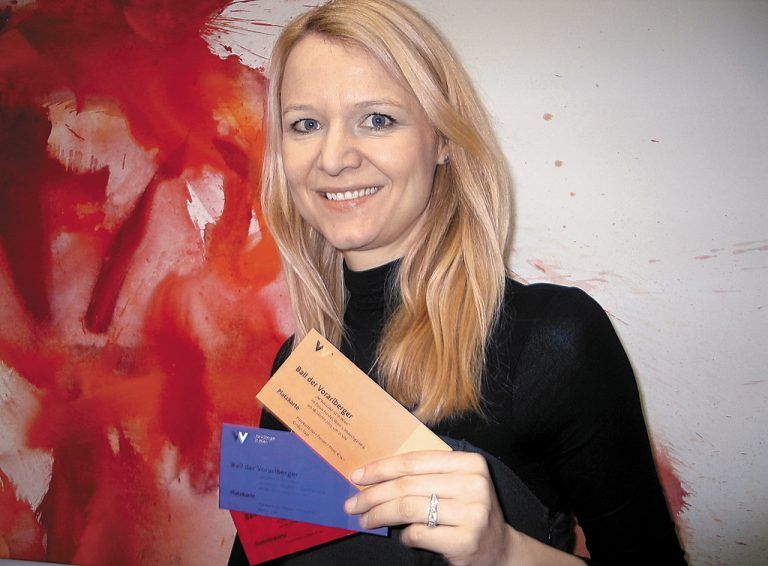 Nina Straubinger-Galehr mit den begehrten Karten für den „Ball der Vorarlberger“ in Wien. Foto: Helbock
