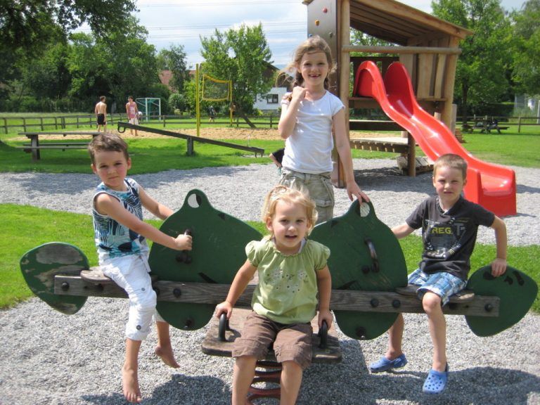 Noah, Lena, Jana und Adrian freuen sich über die Neugestaltung des Spielplatzes. Foto: hbr