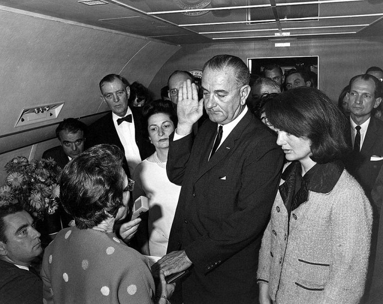 Noch am 22. November 1963 wurde Lyndon B. Johnson als neuer Präsident angelobt. An seiner Seite: Witwe Jackie Kennedy (r.). Foto: RTS