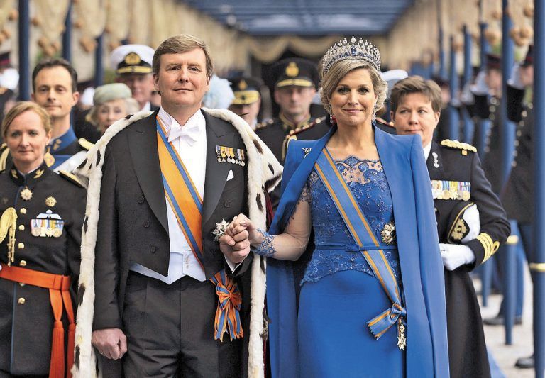 Noch sichtlich angespannt, aber glücklich verließen König Willem-Alexander und Königin Máxima die Nieuwe Kerk im Stadtzentrum von Amsterdam. Fotos: EPA, AP, REUTERS