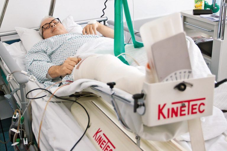 Nomen est omen, könnte man bei mir sagen. Aber im Ernst: Ich fahre seit fünfzig Jahren Ski und das ist mein erster Unfall. Er passierte im freien Gelände. Ich bin auf einem steilen Bruchharschfeld gestürzt, etwa 50 Meter tief gefallen und dann auf einen Eisblock geprallt. Oberschenkel vierfach gebrochen und Gefäßabriss. Ich wurde zuerst ins LKH Bludenz geflogen, wo die Ärzte den Ernst der Lage sofort erkannten und mich nach Feldkirch verlegen ließen. Hier erfolgte die Operation. Nach acht Tagen auf der Intensivstation konnte ich auf die normale Station verlegt werden. Und da bleibe ich noch bis zum Ende dieses Monats. Ich muss sagen, die Mediziner verstehen ihr Handwerk. Sie haben das perfekt gemacht. Wäre der Unfall in Deutschland passiert, hätte ich mich nach Feldkirch bringen lassen. Dietrich Bruchmann (57) aus Karlsruhe