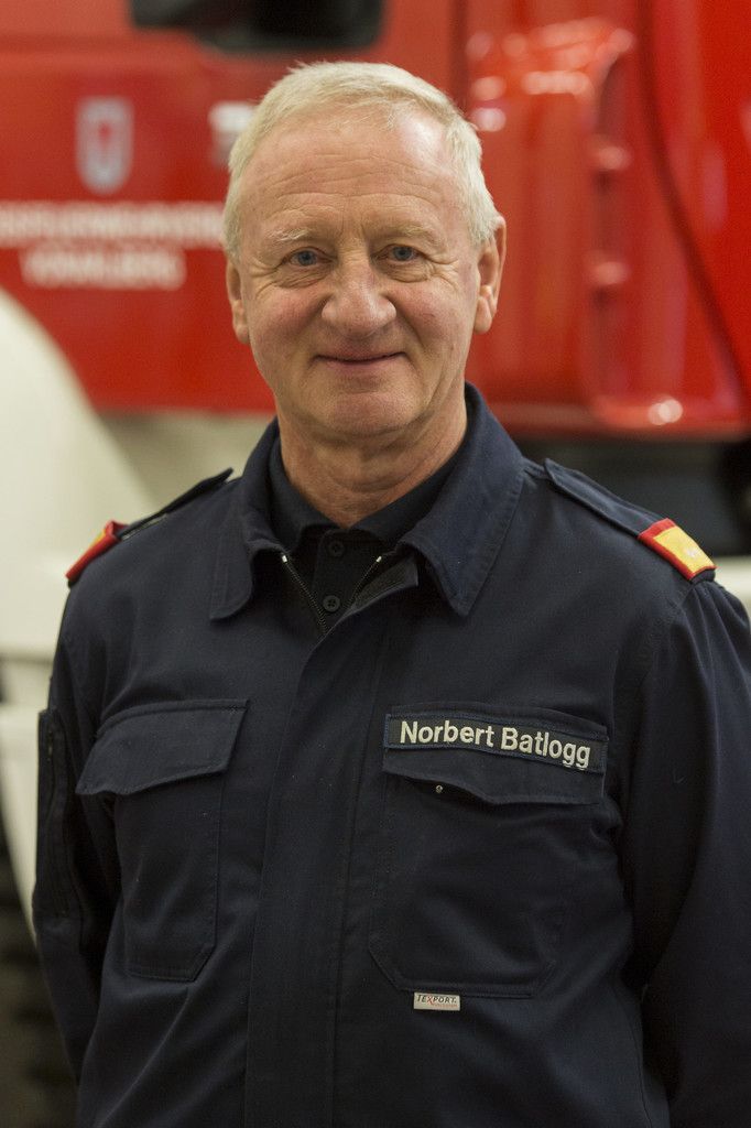 Norbert Batlogg, 67, LorünsFeuerwehr Lorüns, Landesfeuerwehrverband„Mich hat die Feuerwehr und deren ehrenamtlicher Einsatz einfach interessiert. Gleich drei Generationen sind in unserer Familie bei der Freiwilligen Feuerwehr“, erzählt Norbert Batlogg, der seit 1962 bei der Feuerwehr – der Ortsfeuerwehr Lorüns und dem Landesfeuerwehrverband – ist. Der kameradschaftliche Umgang der Feuerwehrkollegen, die technischen Gerätschaften, in Not geratenen Menschen zu helfen, motiviert den 67-Jährigen. Interessant und spannend sei auch, die verschiedenen Lehrgänge zu besuchen und bei Fortbildungen zu unterrichten.„Für mich ist es notwendig und selbstverständlich, mein Wissen an die Kollegen weiterzugeben“, sagt der begeisterte Feuerwehrler, der über 75 Weiterbildungen von Atemschutzübungen bis hin zum Strahlenschutz absolvierte. In nur einem Jahr bildet er beim Landesfeuerwehrverband ehrenamtlich über Tausend Feuerwehrleute aus – vom Basiskurs bis hin zur Spezialausbildung. Es sind unzählige ehrenamtliche Stunden, die er für seine Mitmenschen investiert.
