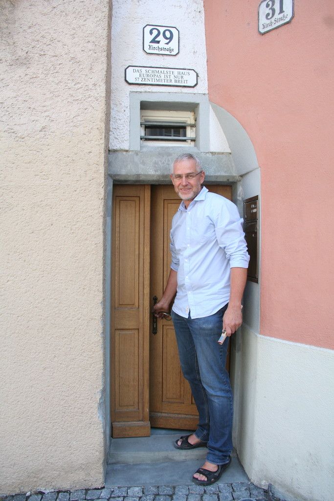 Nur 57 cm Breite misst das schmalste Haus Europas. Aber keine Sorge: Es weitet sich dahinter auf stattliche 60 m2 Wohnfläche. Mehr als 200 Jahre ist es alt, 1796 gehörte es schon einem Wachszieher. Heute steht hier die wohl meistfotografierte Fassade der Stadt.