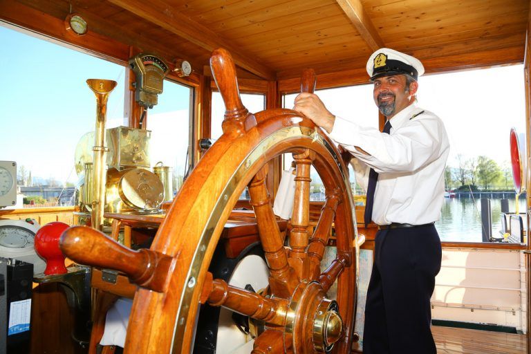 Obersteuermann Robert Kössler gibt den Kurs vor.