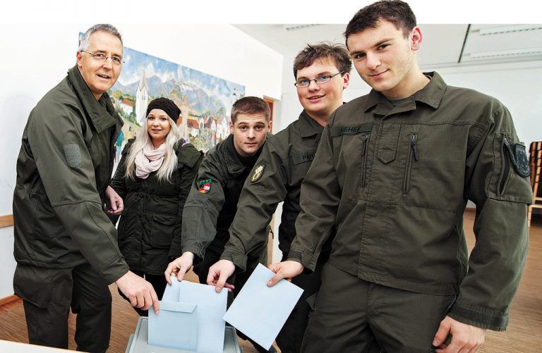 Oberstleutnant Rainer Metzler (l.) mit Gattin und drei Rekruten bei der Stimmabgabe im Kindergarten Gais, Bludesch: Landesweit überraschend hohe Wahlbeteiligung. Foto: VN/Rhomberg