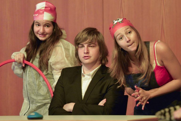 Oberstufe BG Dornbirn. Das Innenleben eines Schülers vor der Schularbeit? Chaotisch. Was sich da zwischen Kleinhirn und Lernzentrum, Adrenalin und Darm abspielt, brachte die 6. Klasse auf die Bühne. Grandios.