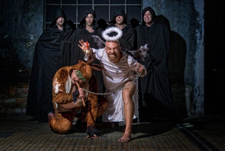 Österreichs erfolgreichste Rockband – Alkbottle – präsentiert ihr langerwartetes neues Studioalbum und geht damit auf große „Fett Wia Christkindl“-Tour. foto: musikladen