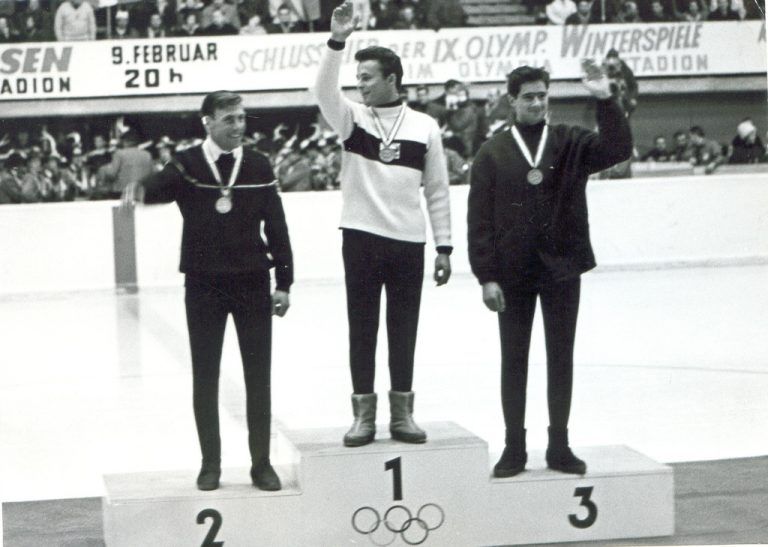 Olympiagold für Egon Zimmermann, mit am Podest Leo Lacroix (l.) und Wolfgang Bartels . Foto: olympia-verlag
