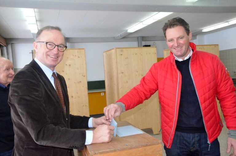 Olympiasieger Patrick Ortlieb mit Bürgermeister Ludwig Muxel bei der Stimmabgabe in Lech. Fotos: VN