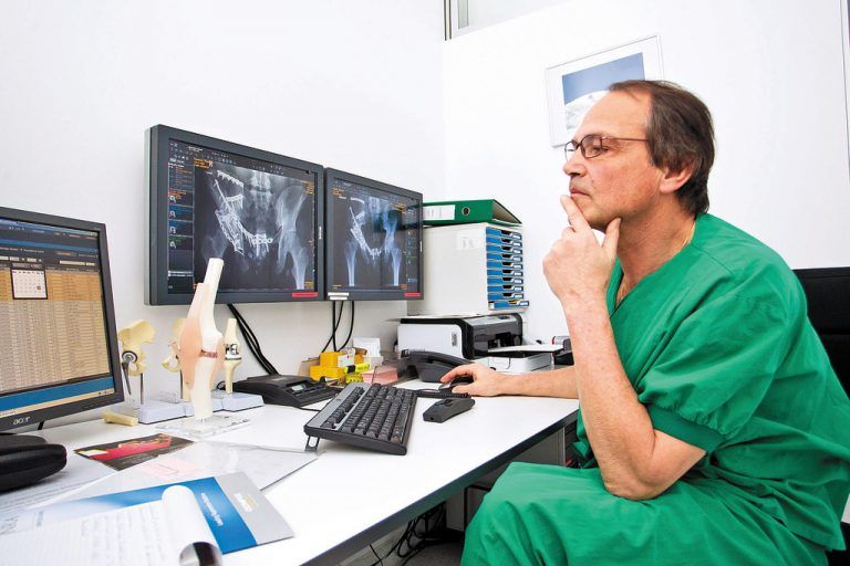 Opfer von Skiunfällen zusammenflicken ist derzeit tägliches Brot für Primar Karl Benedetto. Foto: VN/Steurer