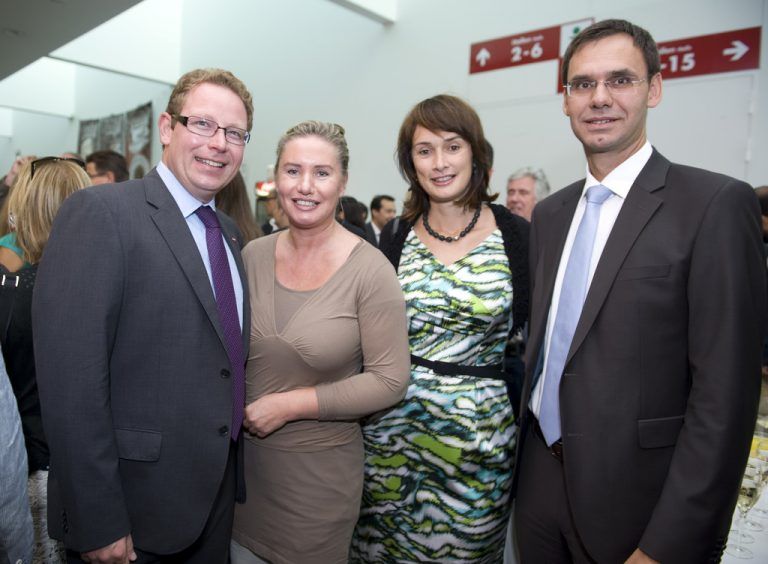 ORF-Landesdirektor Markus Klement (l.) und VN-Chefredakteurin Verena Daum-Kuzmanovic sowie LH Markus Wallner mit Sonja.