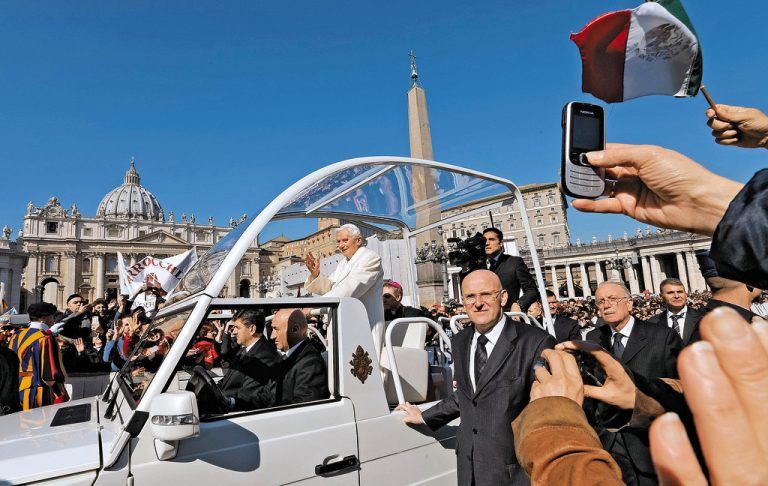 Papst Benedikt XVI. genoss die Fahrt durch die Menge auf dem Peters- platz sichtlich. Petrus hatte für das passende Wetter gesorgt. Foto: DAPD