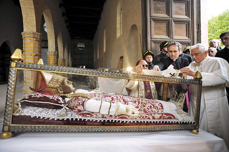 Papst Benedikt XVI. vor vier Jahren am Grabmahl von Coelestin V., der am 13. Dezember 1294 seinen Rücktritt erklärt hatte. Foto: DAPD