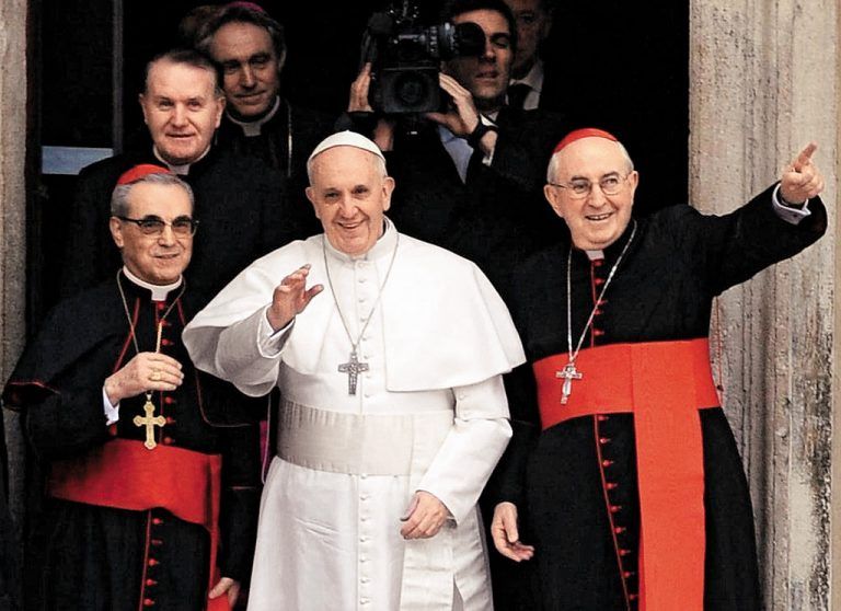 Papst Franziskus vor der römischen Basilika Santa Maria Maggiore: Gemeinsam mit dem spanischen Kardinal Santos Abril (l.) und Generalvikar Agostino Vallini (r.) hatte er sich gestern früh zum Gebet dorthin begeben. Foto: epa
