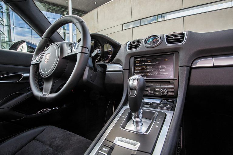 Perfekte Ergonomie im stilsicher sportiven Cockpit.