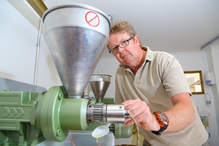 Peter Chromy liebt die Öle, die in der eigenen Mühle gepresst werden. Fotos: VN/Hofmeister
