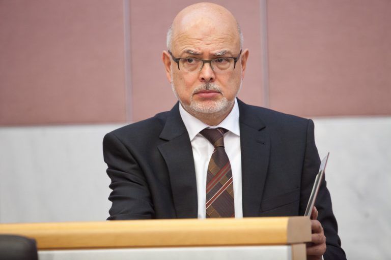 Peter Ritter (VP): Der Vorarlberger Landtag ist das Parlament des Landes Vorarlberg. Er ist nicht nur Ansprechpartner der Bundesregierung auf Augenhöhe, es kommt ihm auch in seiner Funktion als Landesgesetzgeber eine entscheidende Rolle im Bereich der gesundheitlichen und sozialen Daseinsvorsorge, im Umweltschutz und im Bildungswesen zu. Wer diese politische Selbstständigkeit will, benötigt dazu die notwendigen Instrumente der Demokratie, also Parteien und „Heimat“, sprich ein Parlament. Mit der Abschaffung der österreichischen Landtage würden der Zentralismus massiv gestärkt und die Bundesländer in die Rolle von Bittstellern gedrängt.