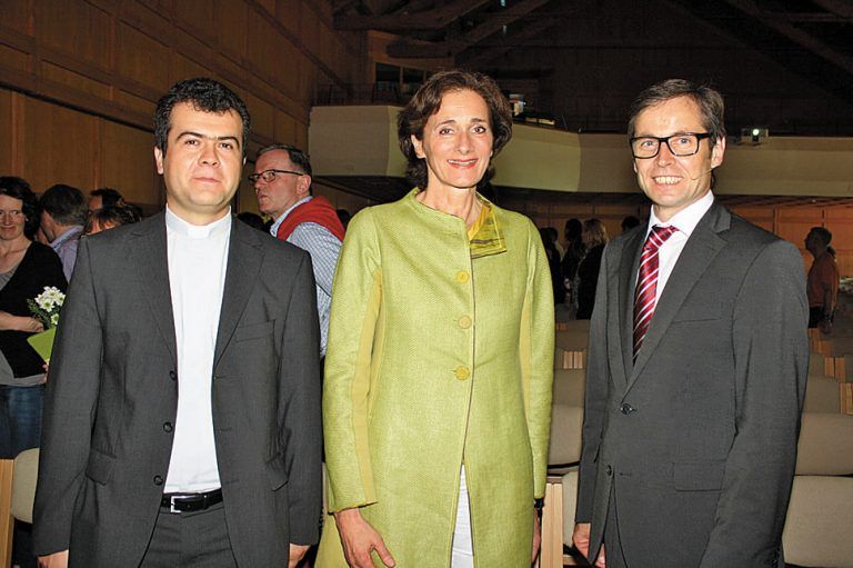 Pfarrer Christian Anghel, Landesrätin Bernadette Mennel und Direktor Hans Moosbrugger (v. l.).  Fotos: me