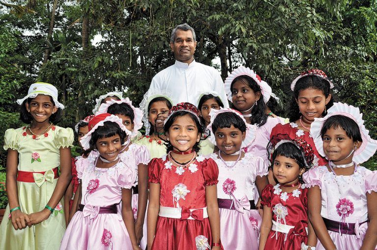Pfarrer Georg aus Hohenems fliegt jeden Sommer nach Indien, um neue Häuser einzuweihen und die Waisenkinder zu besuchen. Foto: Privat