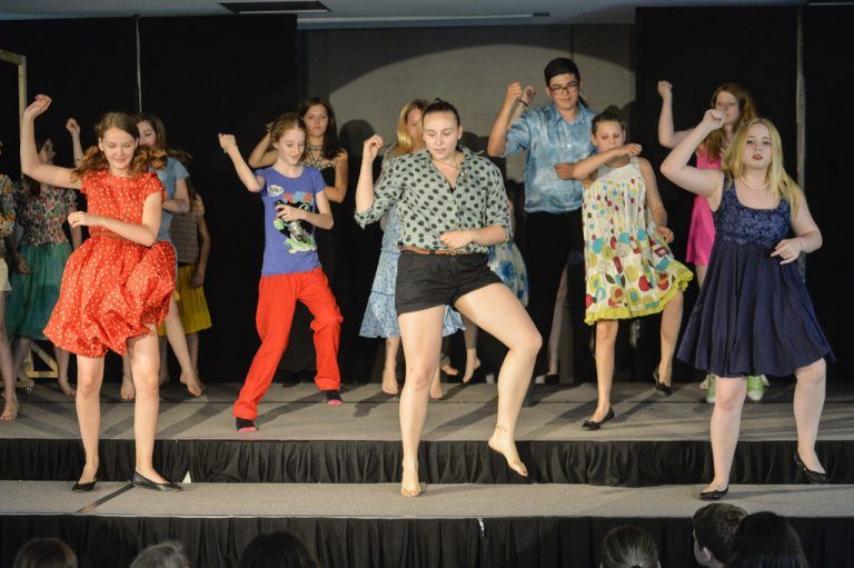 PG Riedenburg. Klar, dass der „Gangnam Style“ nicht fehlen durfte. Die Mädchen des PG Riedenburg führten im Musical Hair Spray“ dem Publikum vor Augen, wo Ausgrenzung hinführen kann.