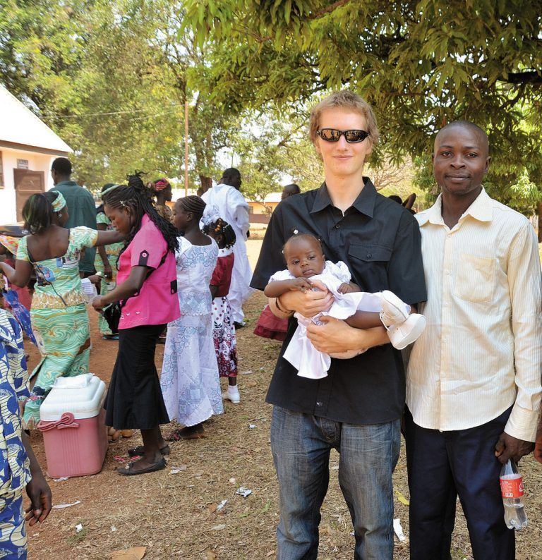Philipp mit seinem Patenkind Stefanie und dessen Vater. Foto: privat