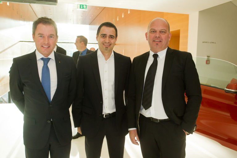 Pilot Oliver Ladurner (l.) mit Marketingmann Christian Küng und Werber Lukas Konzett.