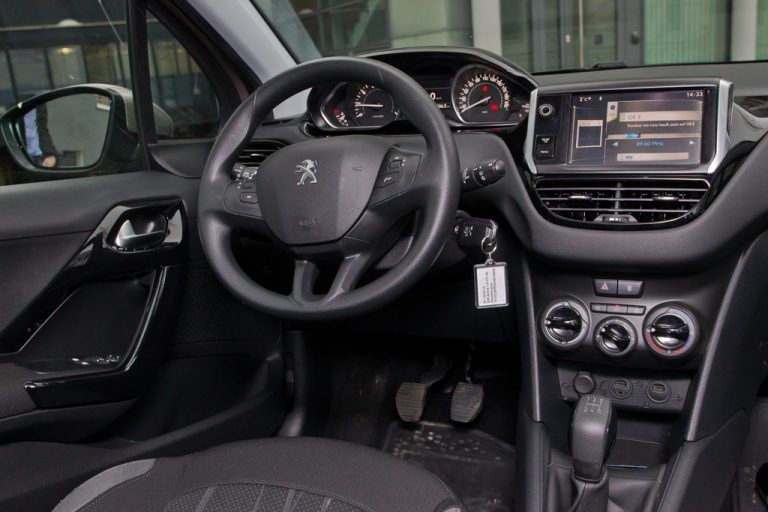Positiv: Praktisch in den Abmessungen. Gutes Raumgefühl. Cockpit präsentiert sich angenehm aufgeräumt.