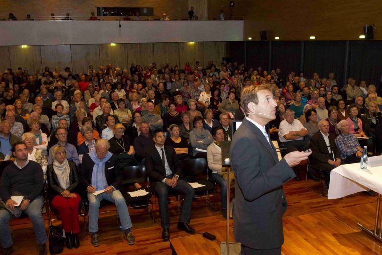 Primar Dr. Richard Bauer (Bild) und sein Mitarbeiter Dr. Pujan Kavakebi konnten vor einem vollen Saal referieren. Foto: vn/paulitsch