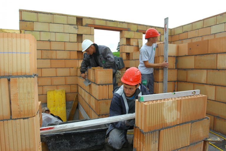 Die neue Wohnbauförderung und die Entrümpelung der Vorschriften sorgen für ordentliche Ersparnis am Bau. Foto: VN/Hofmeister
