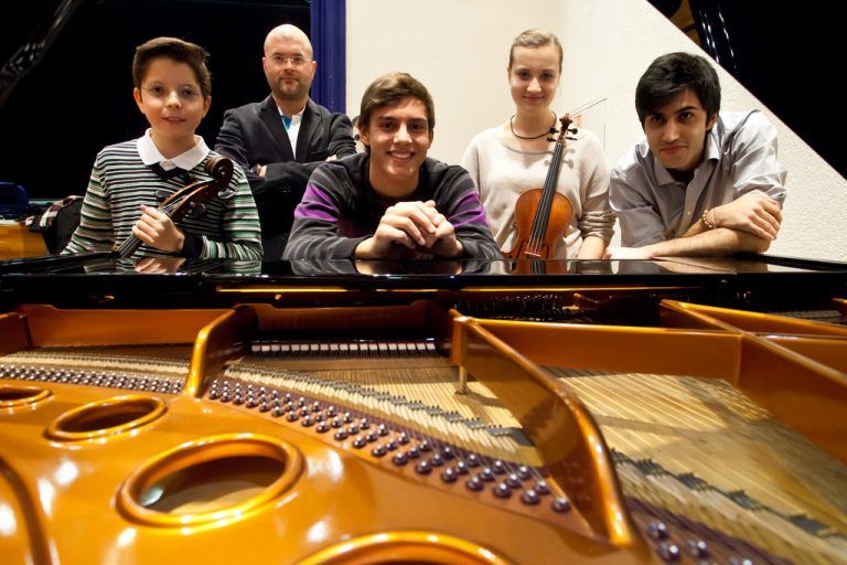 Probe für die Ma hilft Gala, Junge Künstler Moritz Huemer, Sara Domjanic, Aaron Pilsan Kian Soltani. Gruppenbild mit dem Dirigenten Florian Krumpöck und dann den Dirigenten beim Proben mit dem Orchester.