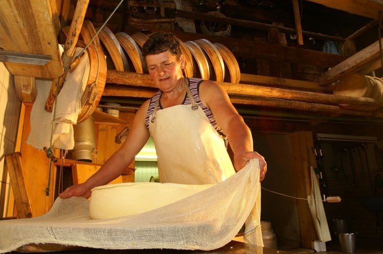 Produziert besten Bergkäse: Theresia Schneider, Sennerin auf der Alpe Obere Falz in Egg. Foto: l. Berchtold