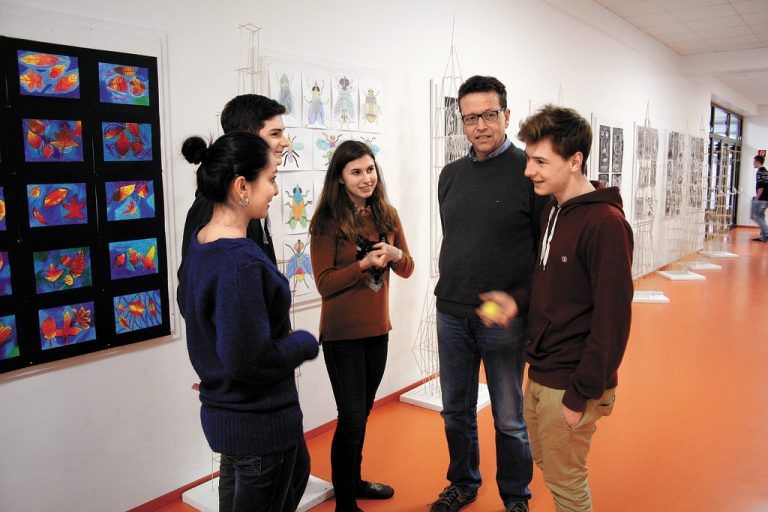 Prof. Amann mit Teilen seiner Ethikgruppe: Am BG Blumenstraße muss sich jeder Schüler persönlich beim Direktor vom Religionsuntericht abmelden. So fallen bewusste Entscheidungen. Foto: VN/Matt