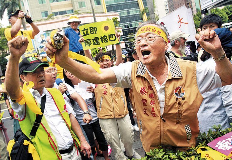 Proteste gegen den Ausbau der Atomenergie: In Japan werden modernisierte Reaktoren bald wieder ans Netz gehen. Foto: AP