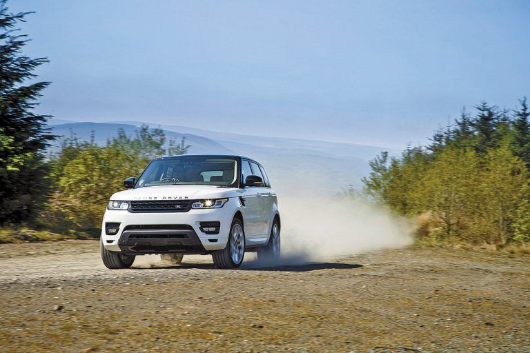 Range Rover Sport: Mit eigenständig schärferem Karosserieschnitt steht er offroad dem großen Rangie kaum nach.