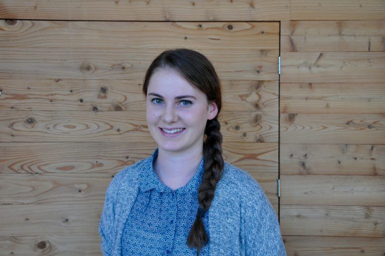 Rebecca ReinerIn der HLT lernen wir nicht nur viele Fremdsprachen (Englisch, Französisch, Italienisch, Spanisch, Chinesisch), sondern auch Kochen und Servieren. Besonders interessant finde ich die Praxiseinsätze bei verschiedensten Veranstaltungen. Aber auch wirtschaftliche Fächer kommen nicht zu kurz. Das erworbene Wissen wird durch Projekte gleich in die Praxis umgesetzt, was den Unterricht sehr abwechslungsreich macht.