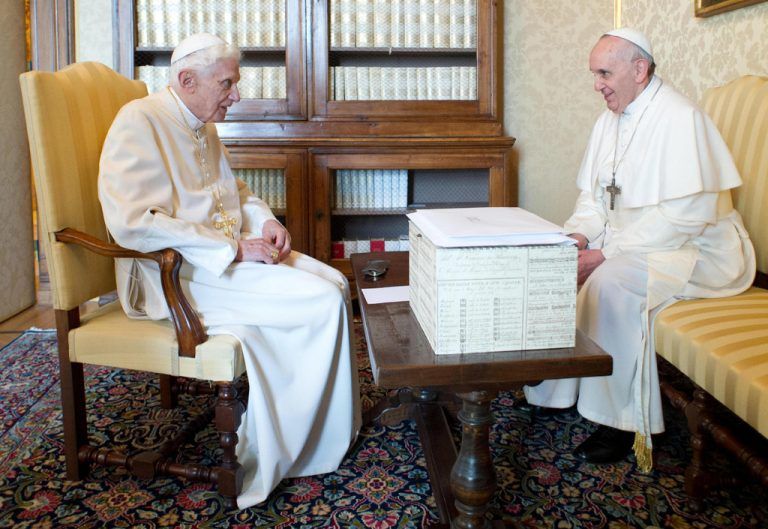 Reden einer „fruchtbaren Wechselbeziehung zwischen Glaube und Hoffnung“ das Wort: Benedikt XVI. und Papst Franziskus. Foto: AP